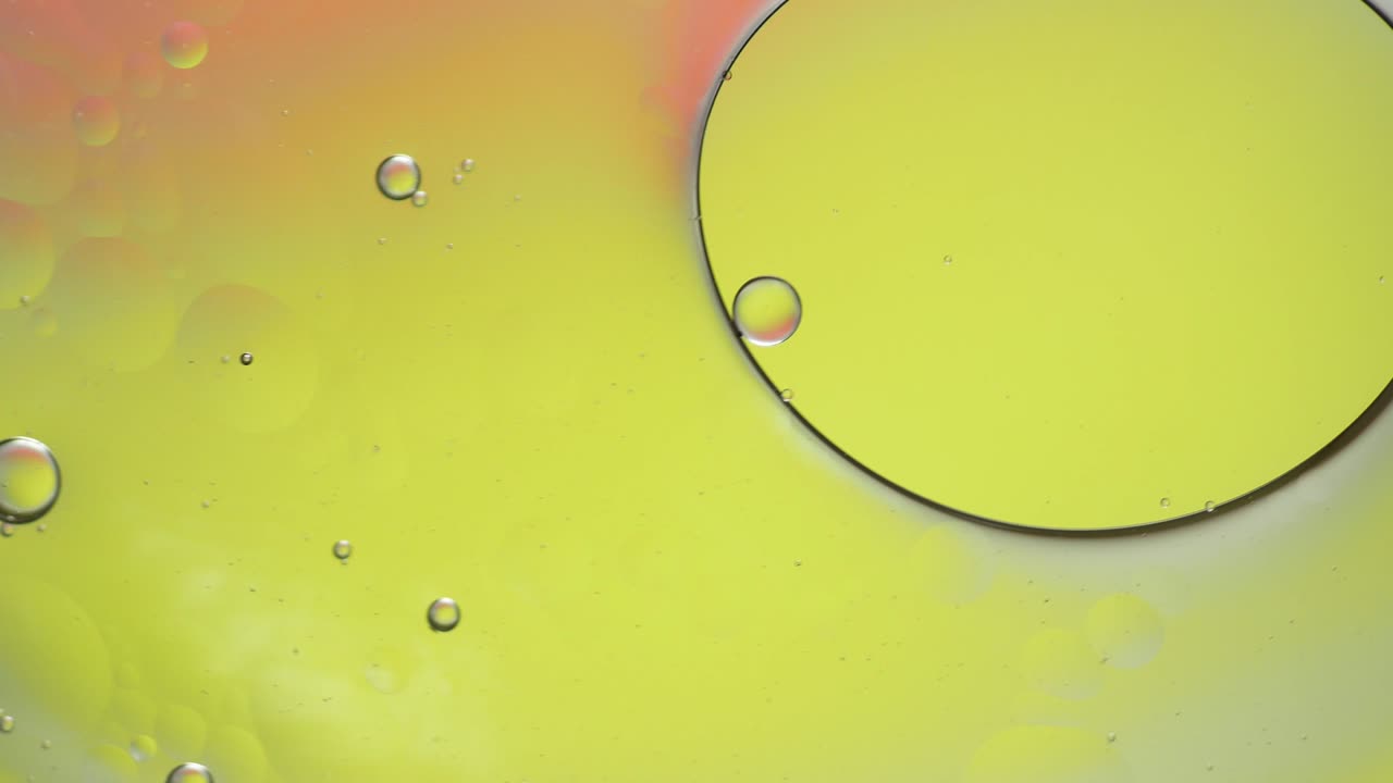 물 위에 떠다니는 기름방울의 다채로운 예술적.