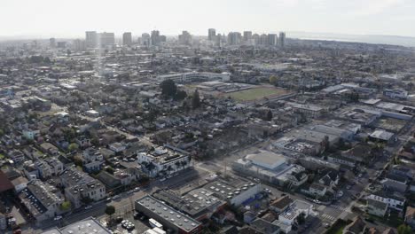 horizonte de san francisco - dolly up 4k aéreo