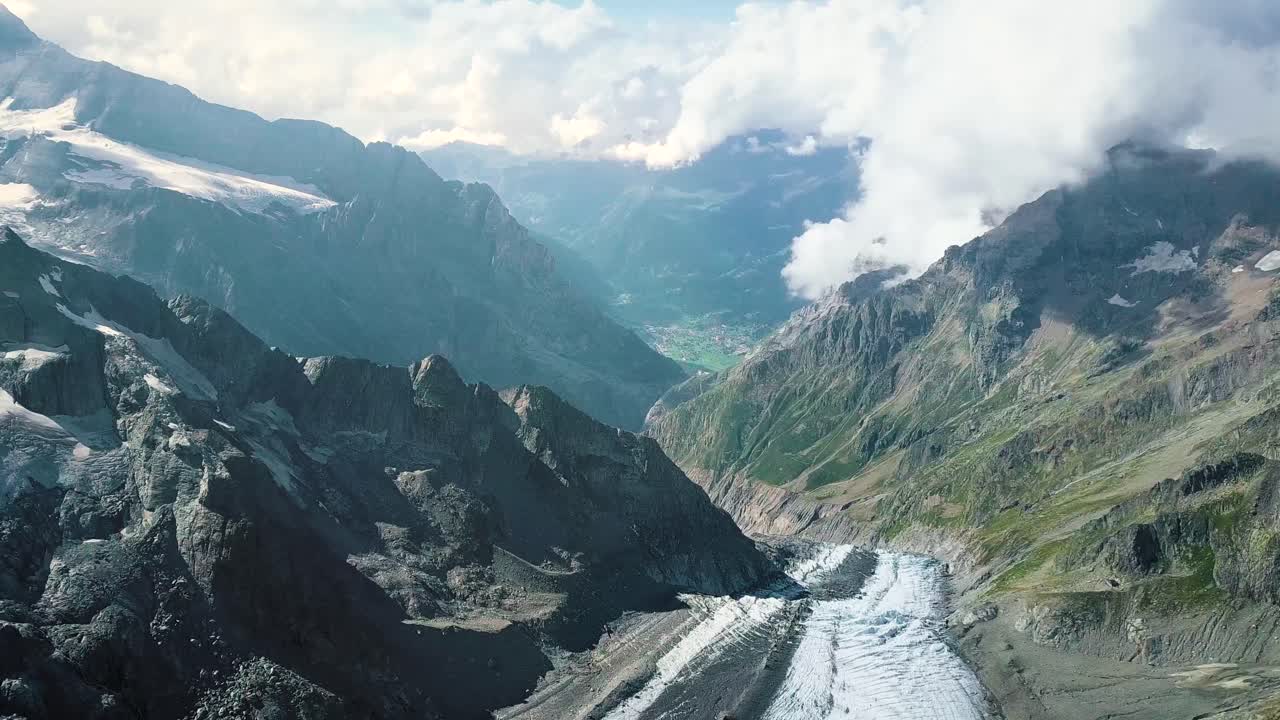 dolly arerial shot del valle de grindelwald desde la gama de los alpes con el glaciar