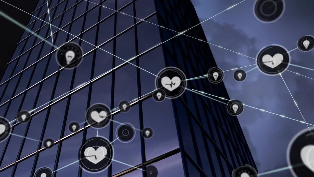 анимация сети цифровых икон с низким углом обзора высоких зданий и гроз в небе