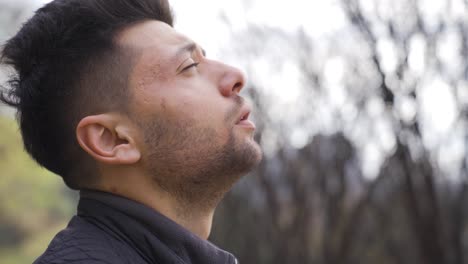 el hombre que se ve triste en la ciudad mira al cielo.