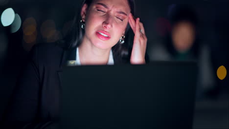 dolor de cabeza, noche y una mujer de negocios en la oficina