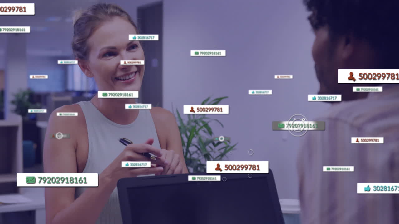 animación de texto y procesamiento de datos sobre diversas personas de negocios en la oficina