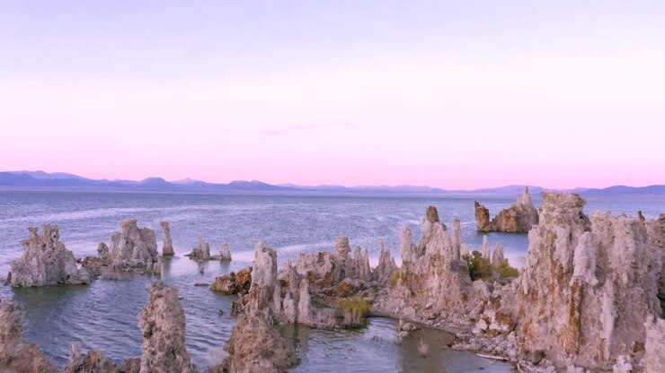 Ripresa aerea in 4K delle rocce di tufo nel Lago Mono, al tramonto.