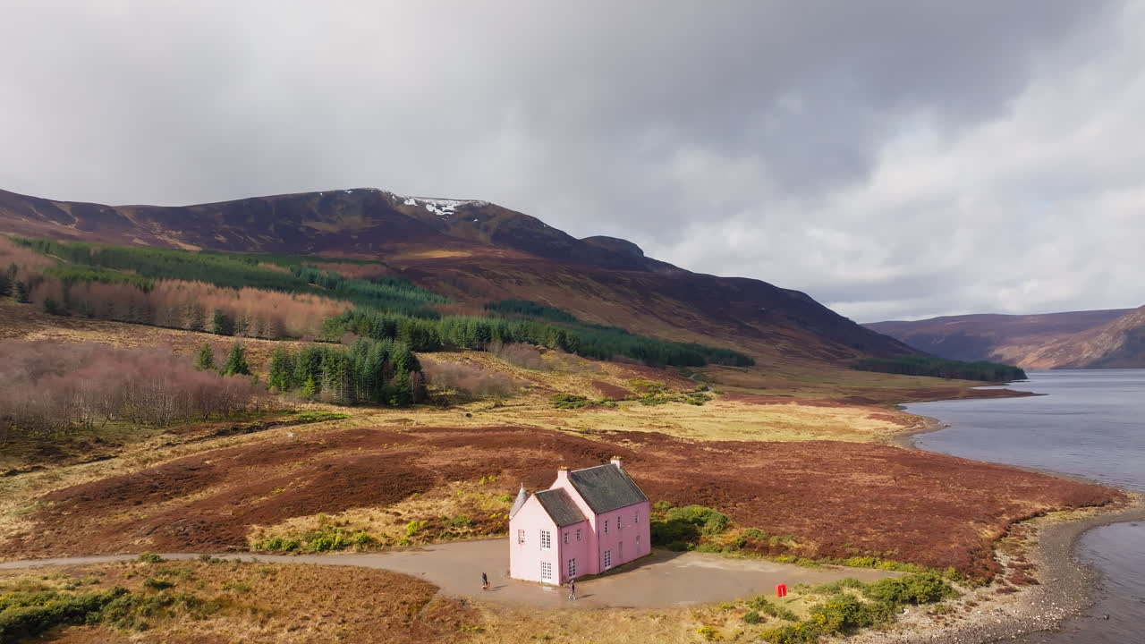 Loch Glass Pink House i det skotske højland, Skotland, sydkyst, luftdrone