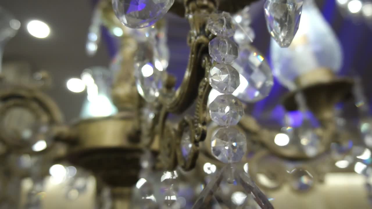 매달린 샹들리에 주위에 원형 돌리를 닫습니다.