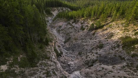 Imágenes-Aéreas-De-4k-De-Vuelo-Lento-Y-Bajo-Por-Una-Montaña-Rocosa-Escarpada-En-El-País-De-Kananaskis,-Alberta