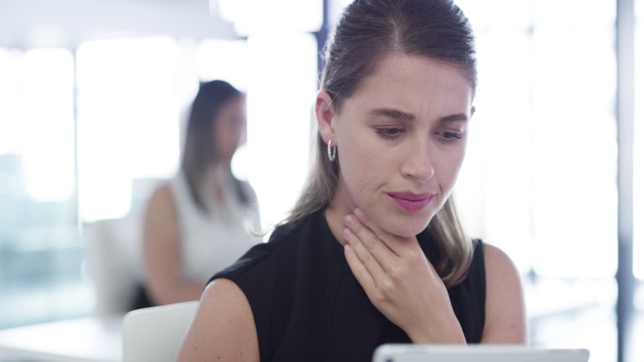 me pica un poco la garganta.