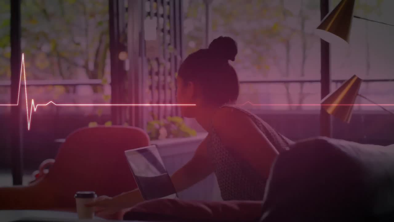 사무실에서 노트북을 사용하는 두 인종의 사업가 여성에 대한 이소 전기 라인의 애니메이션