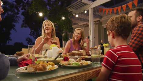 familia de tres generaciones disfrutando del almuerzo al aire libre