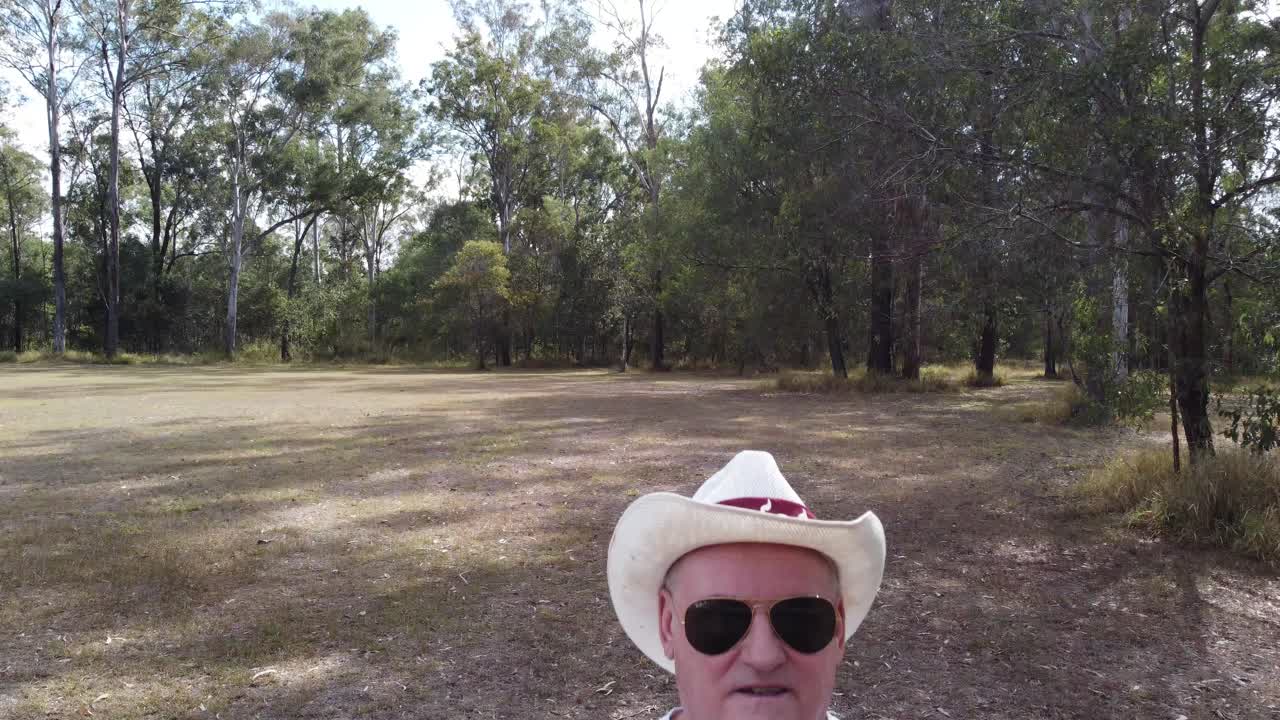 avión no tripulado subiendo de repente mientras vuela hacia el hombre