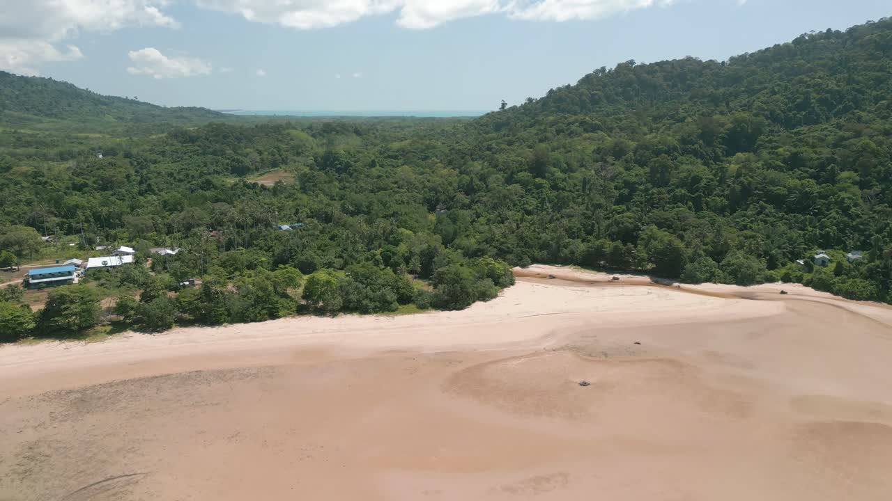 hermosa vista aérea del paraíso telok melano sarawak, kampung telok melano fue una vez un refugio durante las tormentas marinas para los comerciantes de sambas, indonesia a kuching