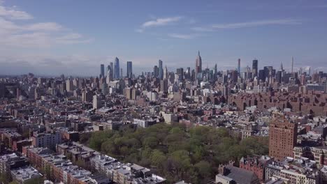 drone zoom en - la ciudad de nueva york, el centro de la ciudad y tompkins square park