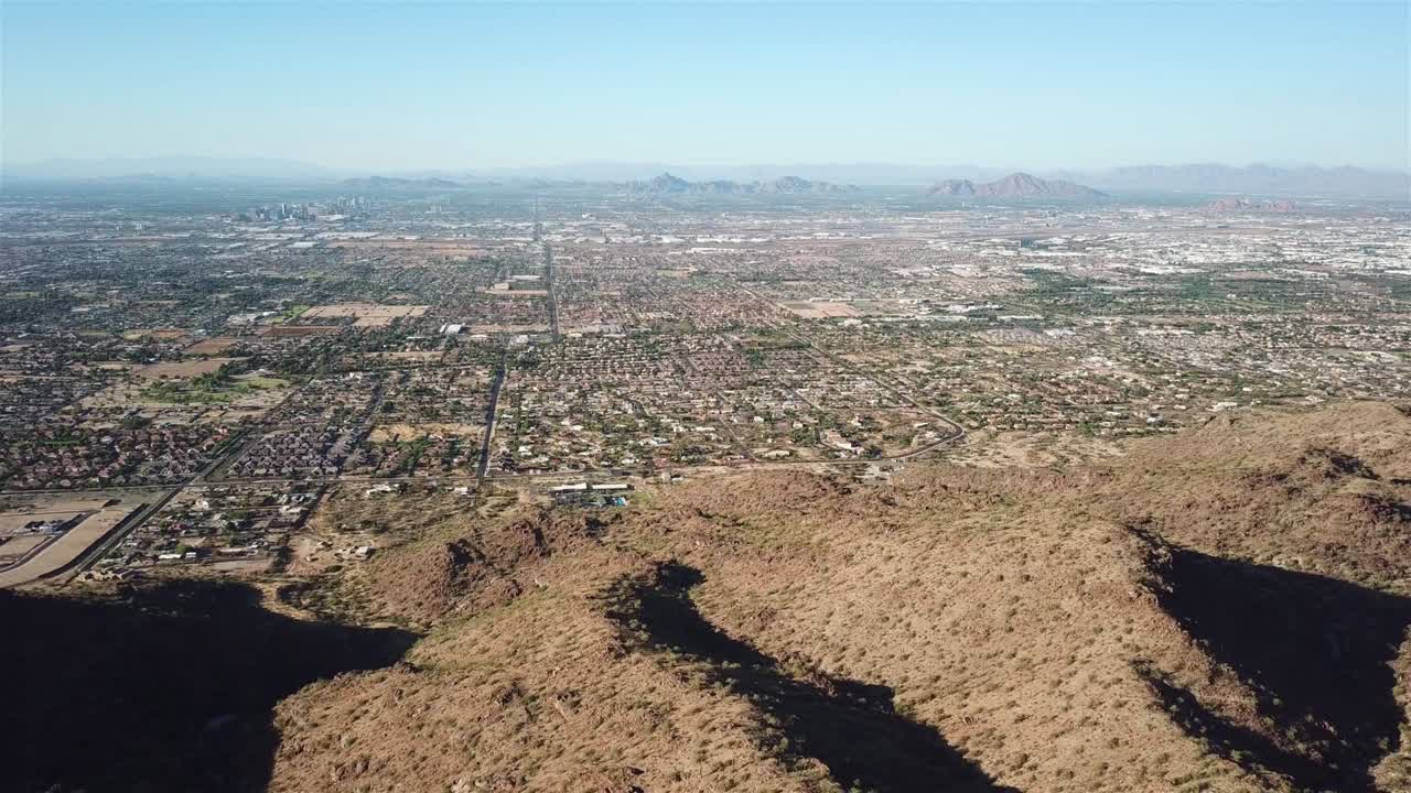 imágenes aéreas sobre el paisaje de phoenix desde la vista de la alta montaña