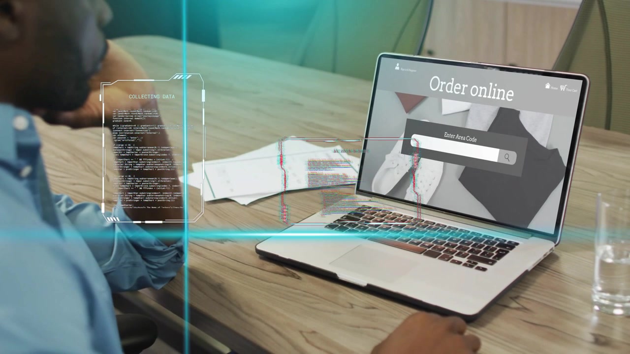 Impiegato che muove la mano destra sul mouse, con un'interfaccia HUD ciano che scansiona documenti e laptop, mentre effettua un ordine online.