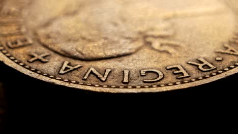 primer plano de monedas muy antiguas