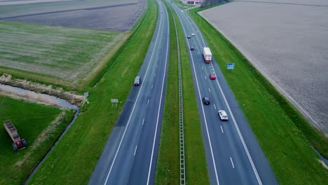 Niederländische-Autobahn,-Viel-Verkehr---Eröffnungsaufnahme