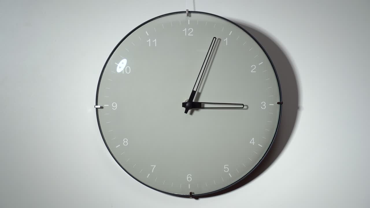 Orologio da parete su sfondo bianco. Time lapse
