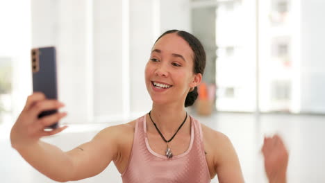 Mujer,-Selfie-Y-Sonrisa-Después-Del-Entrenamiento