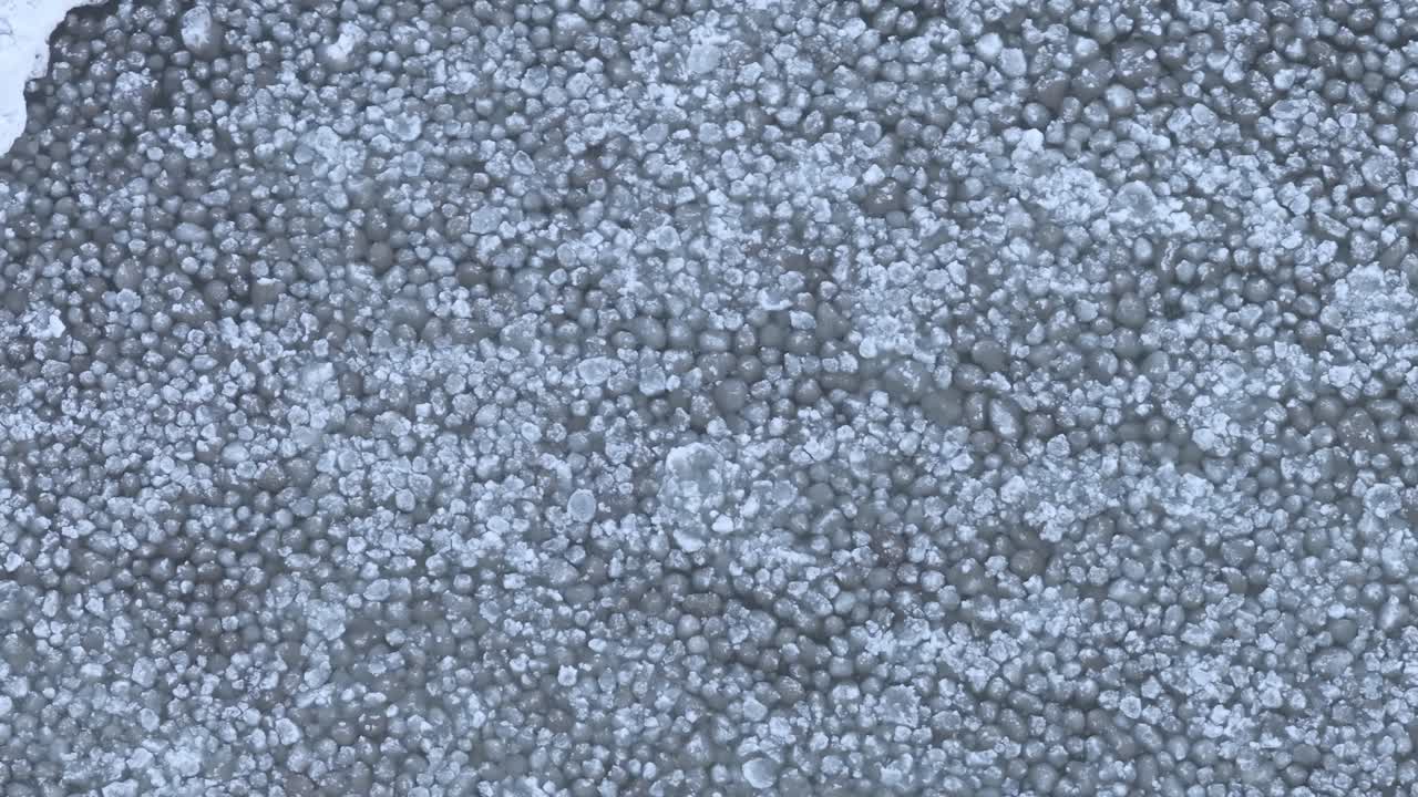 얼음 과 은 물 거품 이 있는 부분적 으로 얼어붙은 호수, 공중 사진