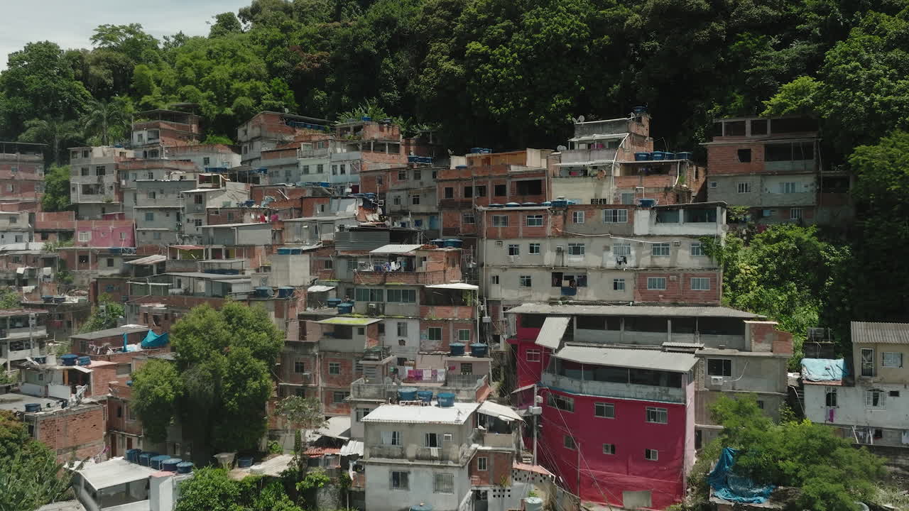 favela construida en una ladera, río de janeiro, brasil