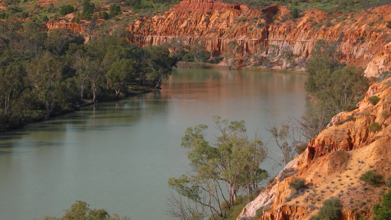 Scogliere rosse del paesaggio del fiume Murray, una destinazione iconica australiana per natura e viaggi. Questa vista aerea cattura i corsi d'acqua sereni e le cime rocciose delle scogliere.