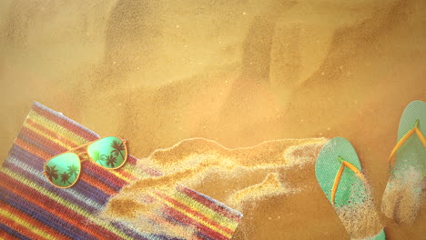 primer plano de la playa de arena con sandalias y gafas de sol