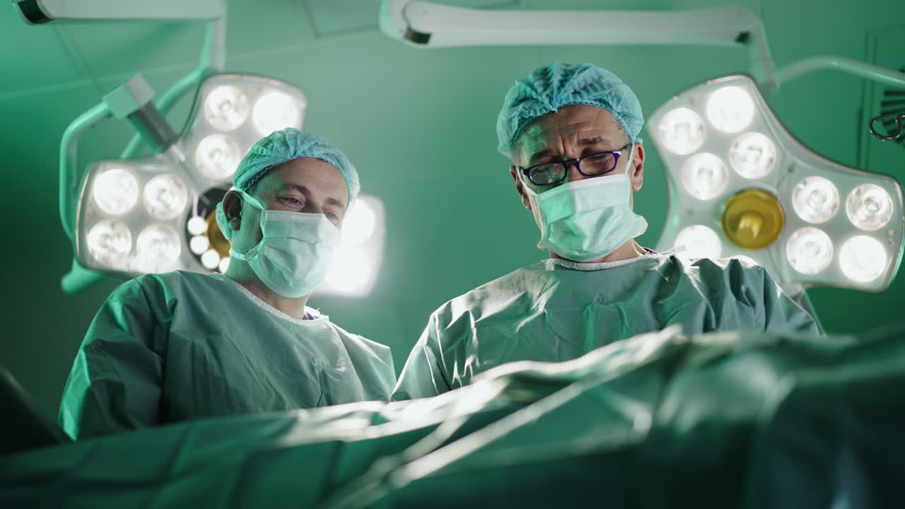 Los cirujanos en una sala de operaciones