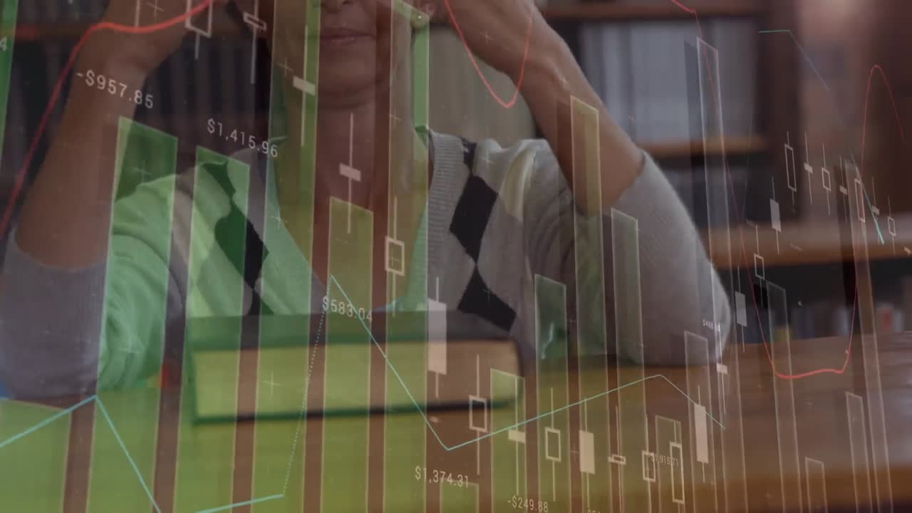 animación del procesamiento de datos sobre un hombre fuerte haciendo ejercicios con pesas