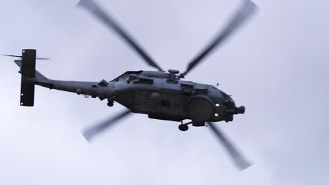 helicóptero mh-60r seahawk en el cielo - ángulo bajo