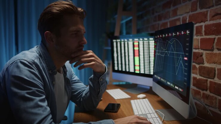 株式市場で成長の動きを見ている男