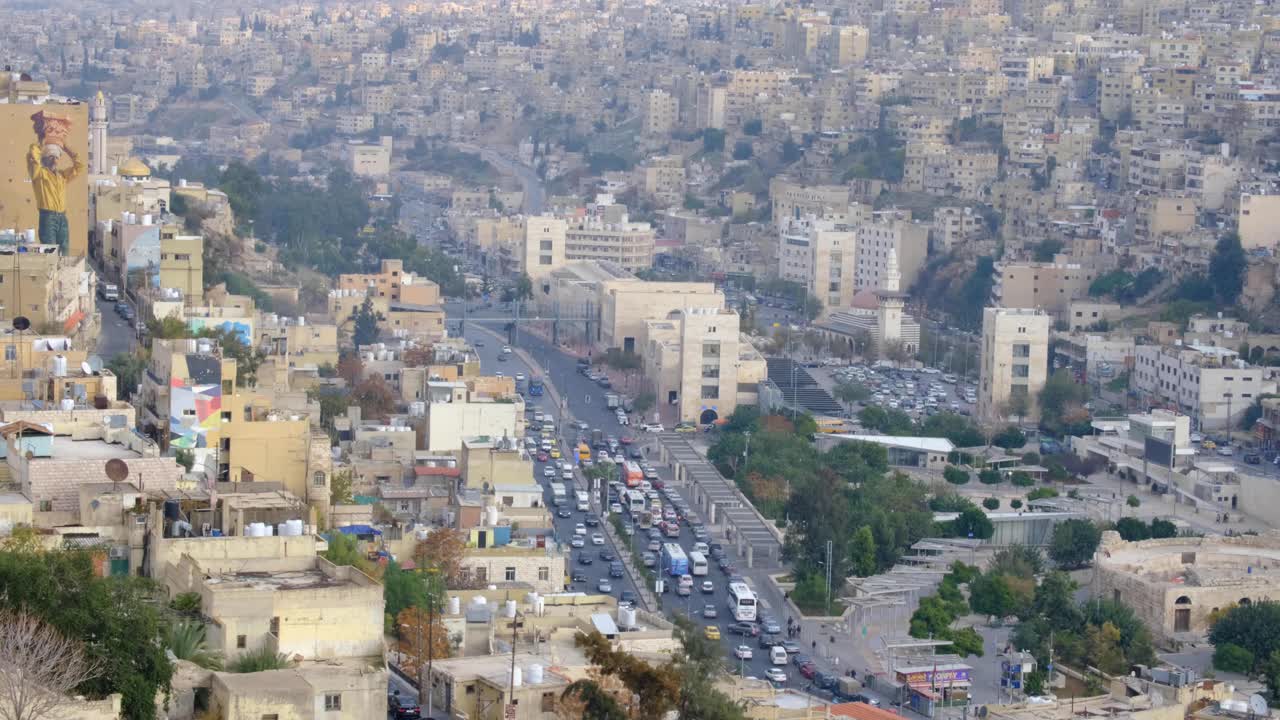 tráfico intenso en las calles y casas densamente pobladas, edificios y rascacielos de la ciudad capital amman en jordania