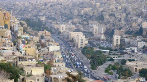 约旦首都阿曼 (amman) 街道上繁忙的交通和拥挤的房屋,建筑物和高层建筑