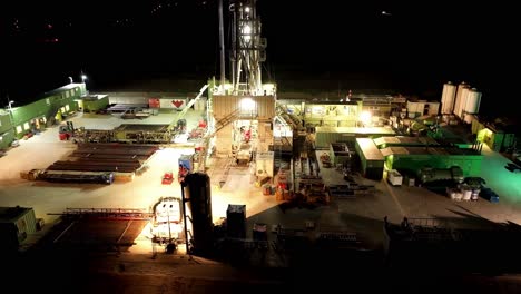 Vista-Nocturna-De-La-Estación-De-Perforación-De-Gas-Con-Luces-Iluminadas---Toma-Aérea-De-Drones