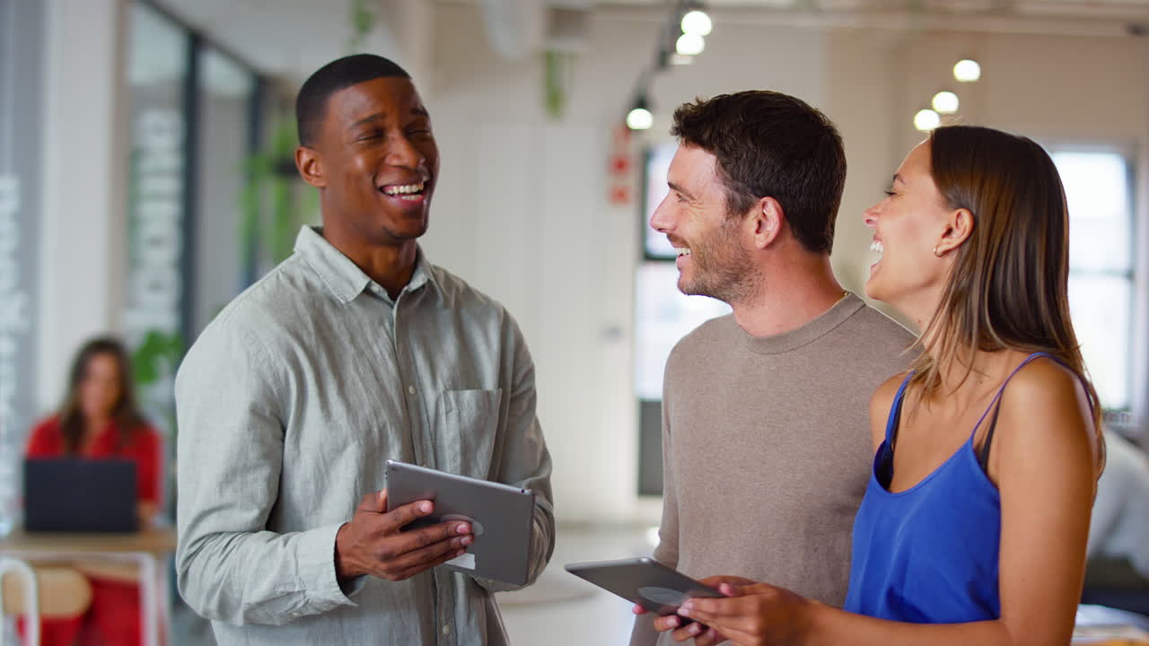 equipo de negocios multicultural con tabletas digitales que se reúnen en una oficina moderna de diseño abierto