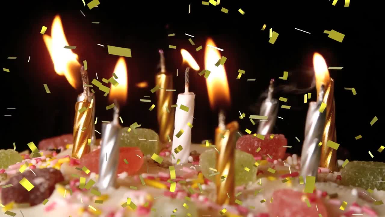 animación de confeti de oro cayendo sobre el pastel de cumpleaños con velas