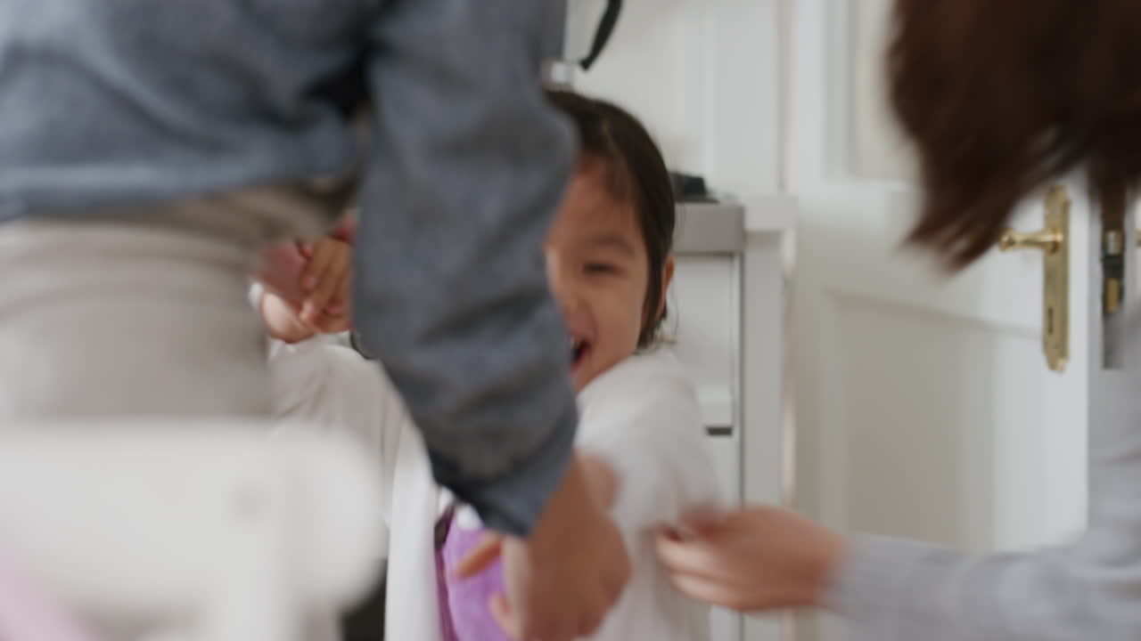 행복한 아시아 가족이 부 ⁇ 에서 춤을 추고 아이들이 즐겁게 춤을 추고 엄마와 아빠와 함께 집에서 흥미진진한 주말을 즐기고 4k 영상