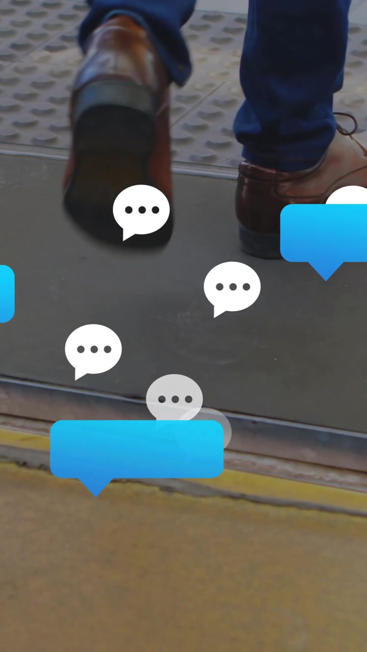 En person går gennem en dør, omgivet af animation af chatbobler på en skole