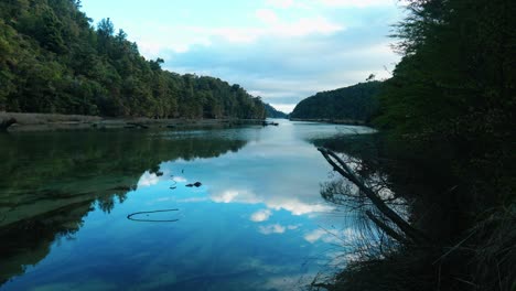 Serenidad-Matutina:-Las-Nubes-Se-Reflejan-En-Un-Río-Tranquilo-En-Un-Entorno-Cautivador-Metrajes