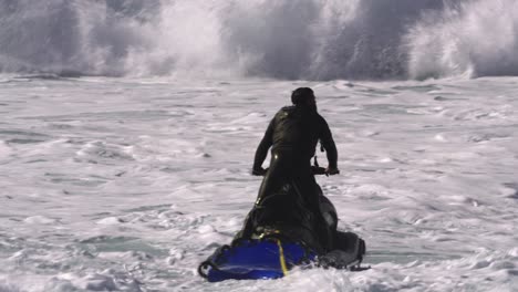 jetski 운전자는 그를 공중으로 데려가는 거품의 해일을 통해 쟁기질합니다.