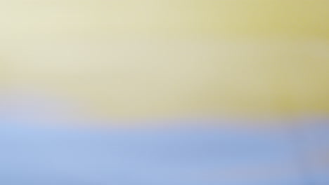 primer plano real de la gota de agua cae en el agua y círculos divergentes de agua con un fondo de color suave en el estudio con espacio de copia para colocar un texto para publicidad