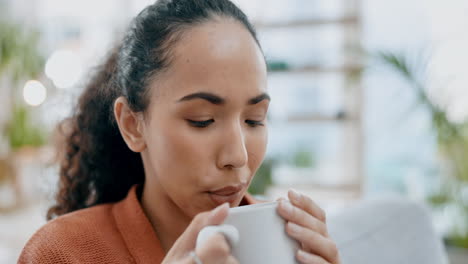 Idee,-Kaffee-Trinken-Und-Mit-Einer-Frau-Im-Wohnzimmer-Entspannen