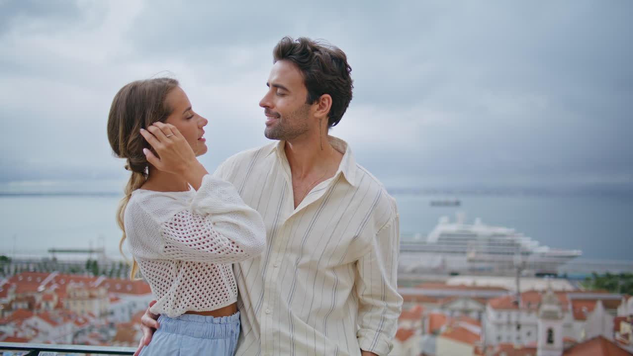 романтическая пара с точки зрения свидания вблизи. флирт пара обнимается вместе разговаривает