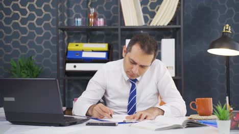 un hombre de negocios aburrido e infeliz.