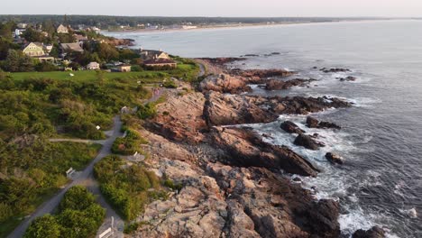 Drohne-über-Dem-Marginal-Way-Trail-An-Der-Küste-Von-Ogunquit,-Maine,-USA,-Touristen,-Fußgänger,-Die-Bei-Sonnenuntergang-Die-Küste-Entlang-Spazieren-Und-Mit-Dem-Fahrrad-Fahren