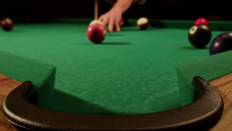 persona jugando al billar