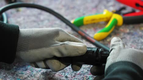 Electricista-Preparando-Un-Cable-De-Extensión