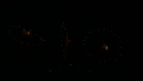 4k. bucle sin fisuras de fondo de fuegos artificiales reales durante la celebración de la cuenta atrás de la víspera de año nuevo, verdadero colorido festival de fuegos artificiales brillantes en la exhibición del cielo por la noche. espectáculo de fueros artificiales brillantes.