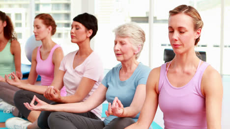 Grupo-De-Mujeres-Contentas-En-El-Gimnasio-Haciendo-Yoga