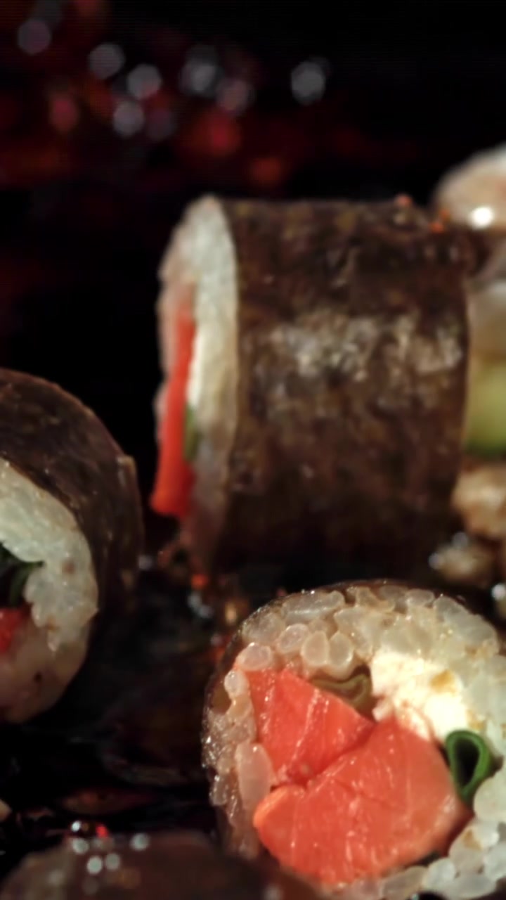 Sushiruller falder og plasker ned i sojasauce i slowmotion